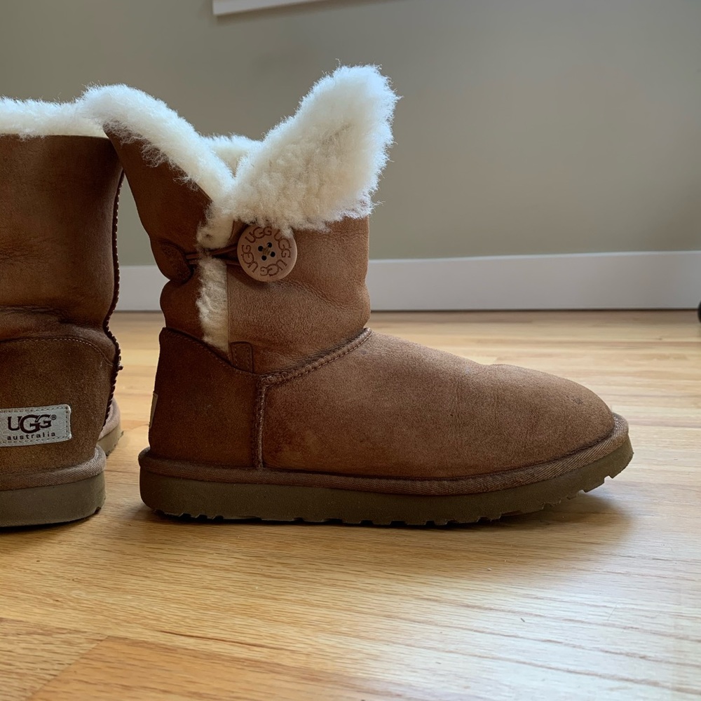 Ugg Boots - Bailey button - size 8